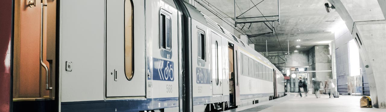 Trein op perron in station Antwerpen