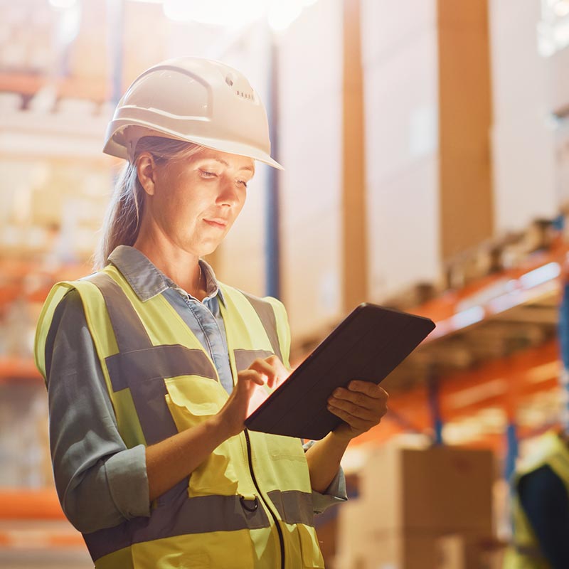 Manager bij logistiek bedrijf beheert haar schoonmaakbudget met BOMA's digitale tools op de iPad.