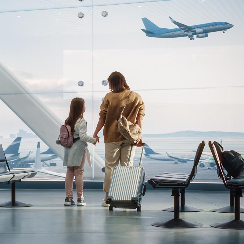 Moeder en dochter wachten op het vliegtuig op een schoongemaakte luchthaven.