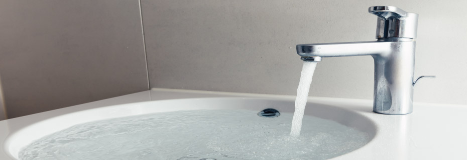 Prévenez et éliminez les bouchons dans vos sanitaires