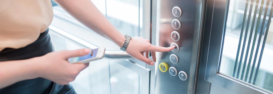 Maak de glazen lift terug schoon