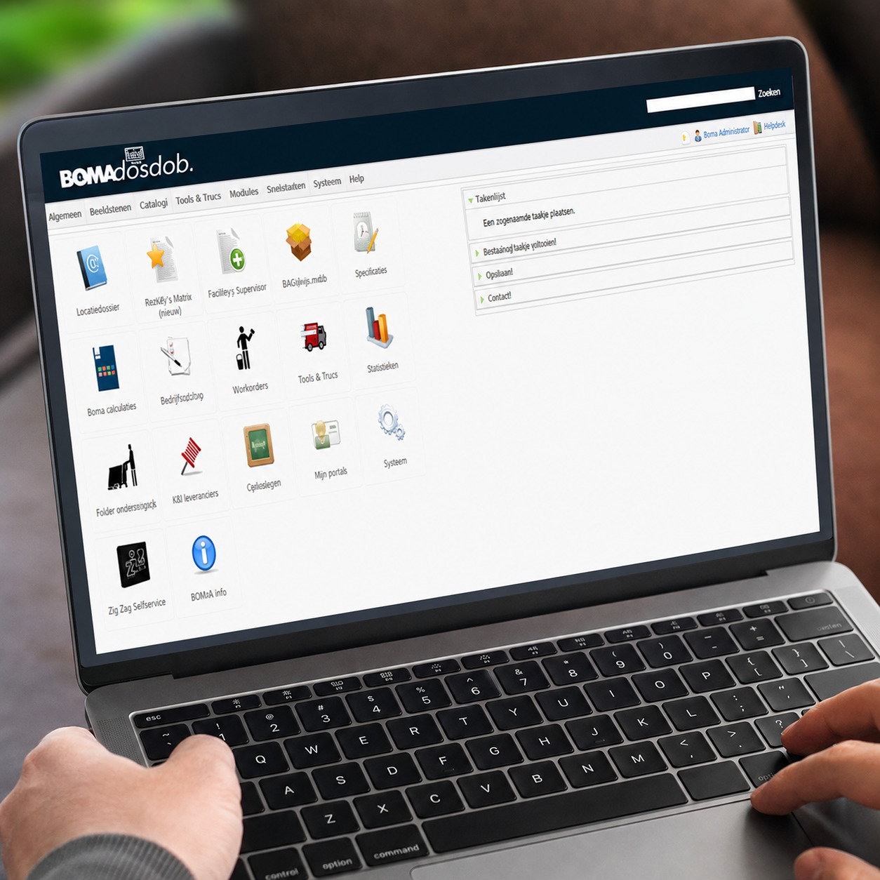 Schoonmaker kijkt naar iPad met daarop de digitale schoonmaakmanagement-tool DosDob.